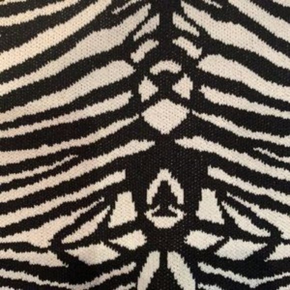 EUC🌸John & Jenn Zebra Print Knitwear Skirt - Picture 6 of 17